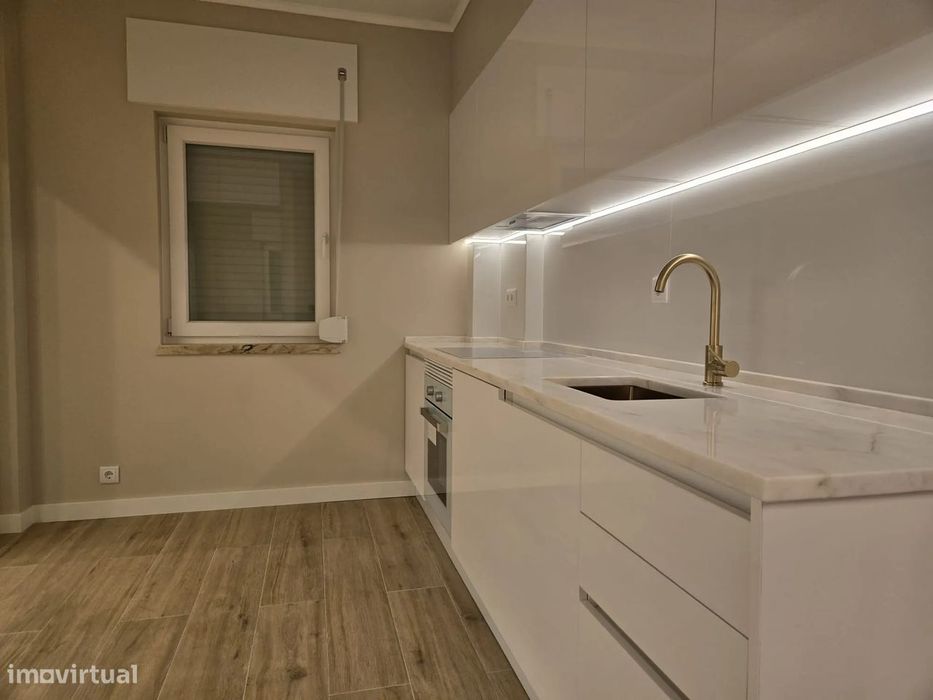 Apartamento T0 totalmente remodelado | Paço de Arcos
