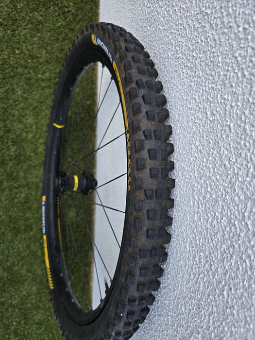Roda Mavic S30 Enduro 29'x (frente) com pneu Michelin DH22