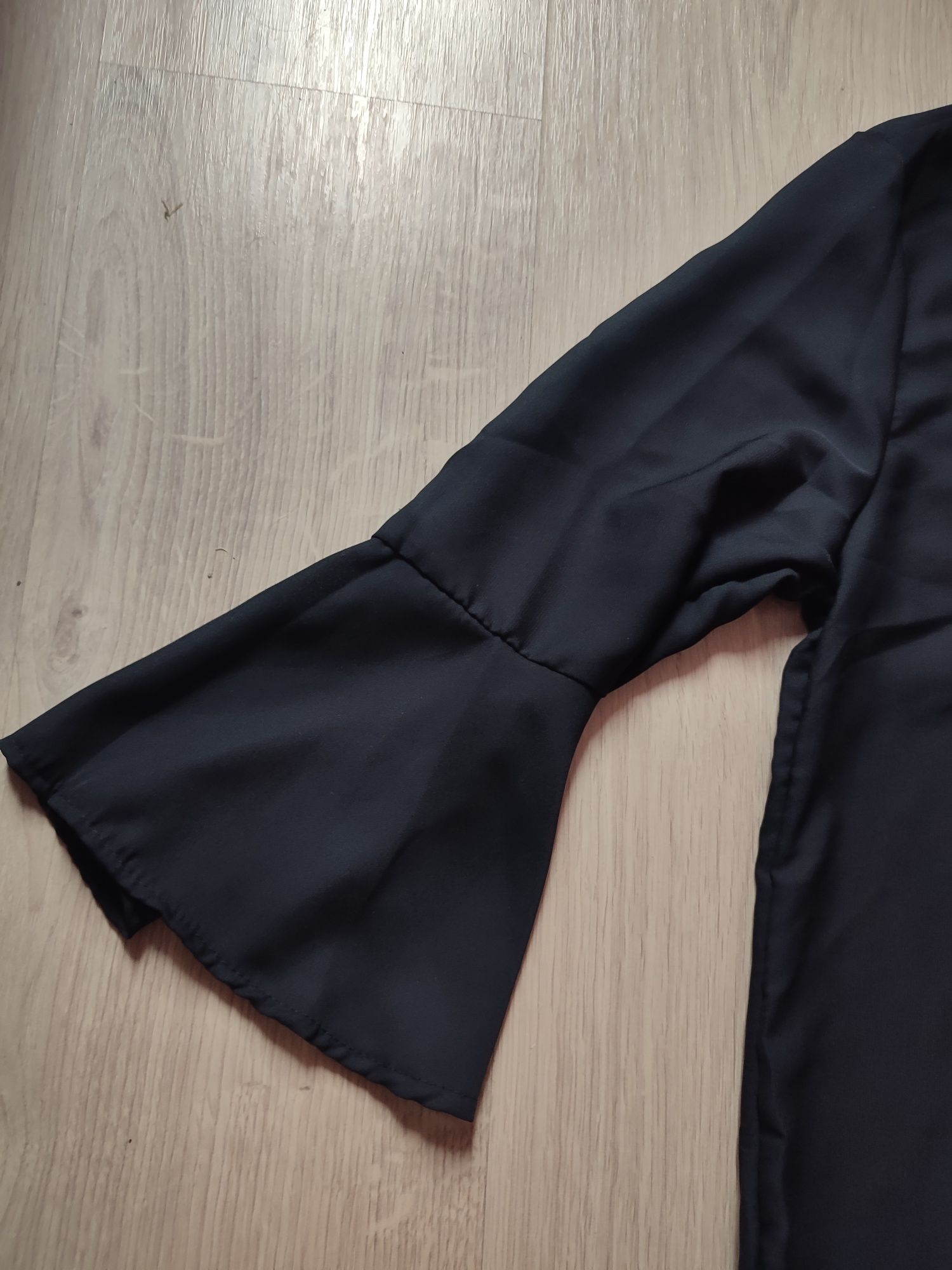 Czarna elegancka koszula cienka z dekoltem V