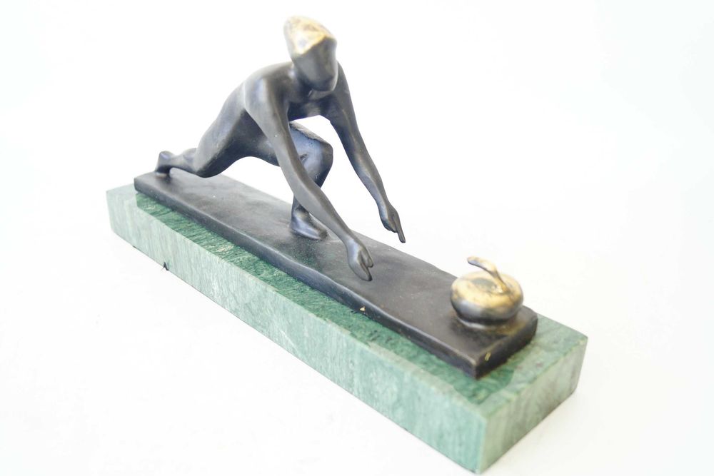 Figura z brązu gra w curling prezent figurka