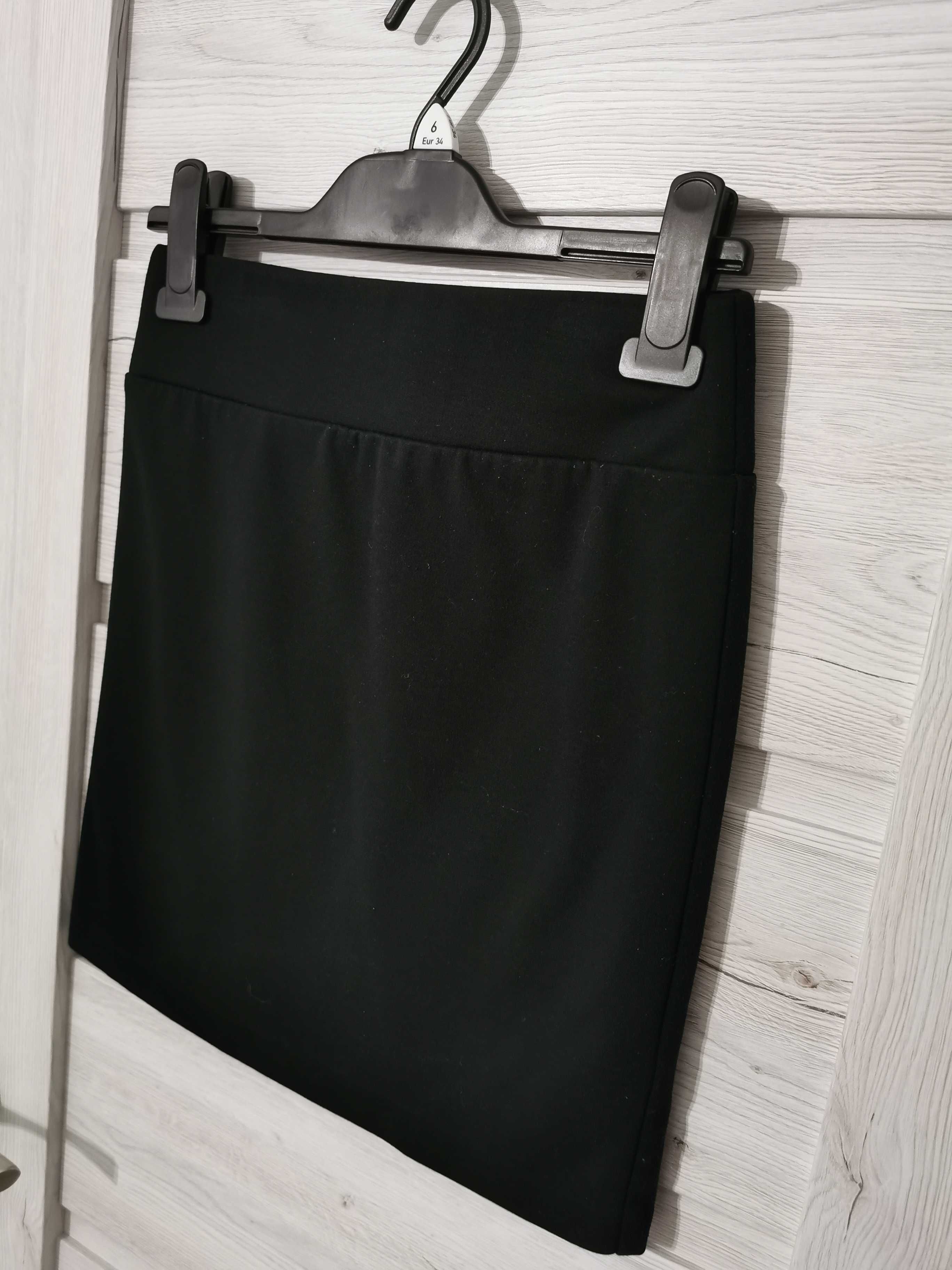 Mała czarna, klasyczna prosta mini spódniczka
