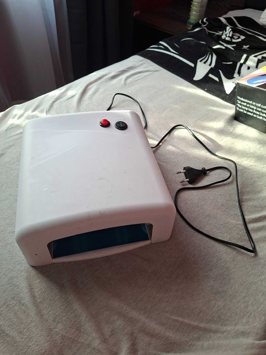 Lampa UV do utwardzania lakieru hybrydowego na paznokciach