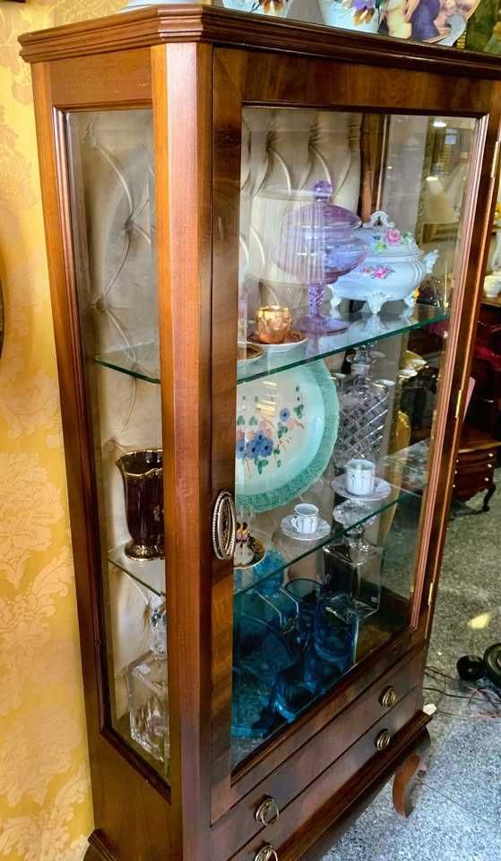 Vitrine em Nogueira