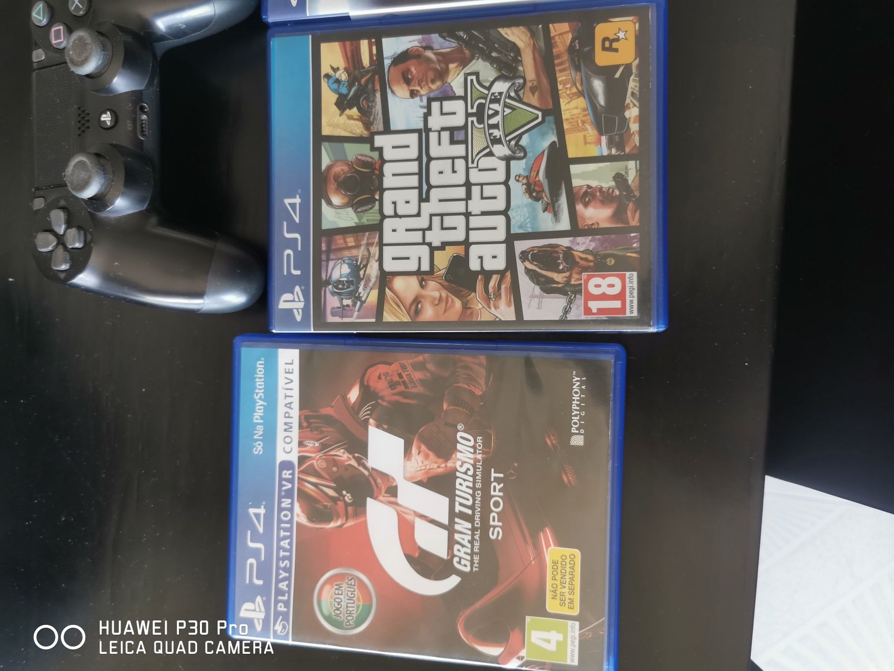Playstation 4+ 2 comandos+ volante e pedais+ carregador de comandos
