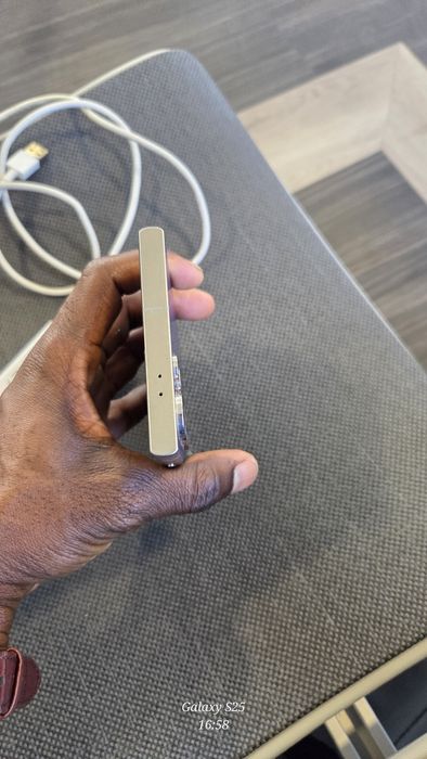 Vendo meu samsung S24 ultra em perfeitas condições, tem 11 meses de us