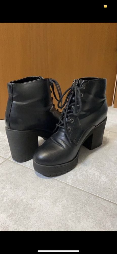 Botas salto alto bershka
