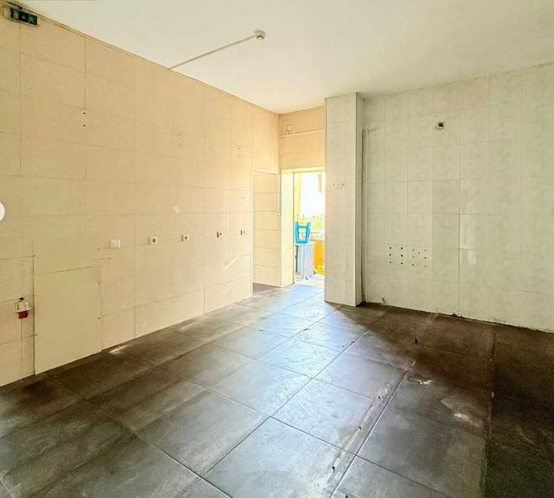 Espaço Comercial Único com Potencial Residencial em Vilela – Paredes