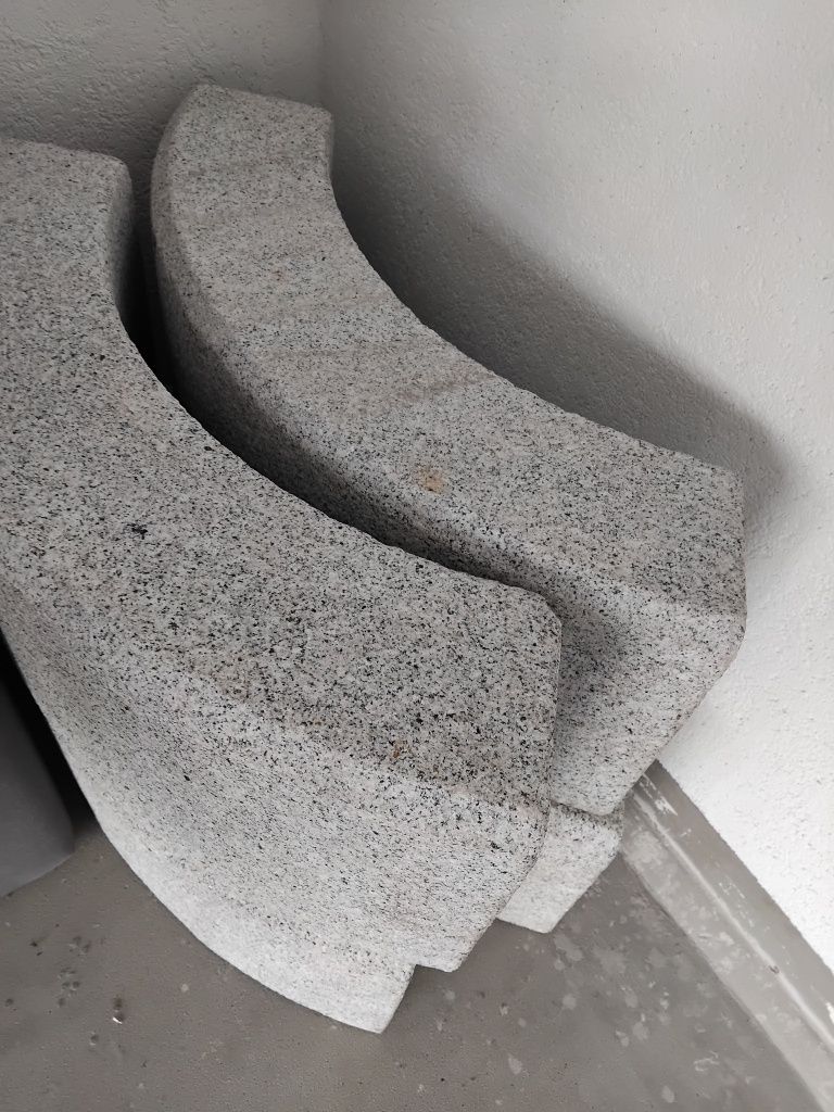 Krawezniki granitowe.