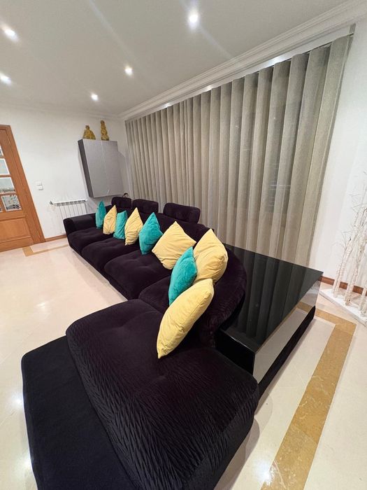 Sofa com mesa de canto