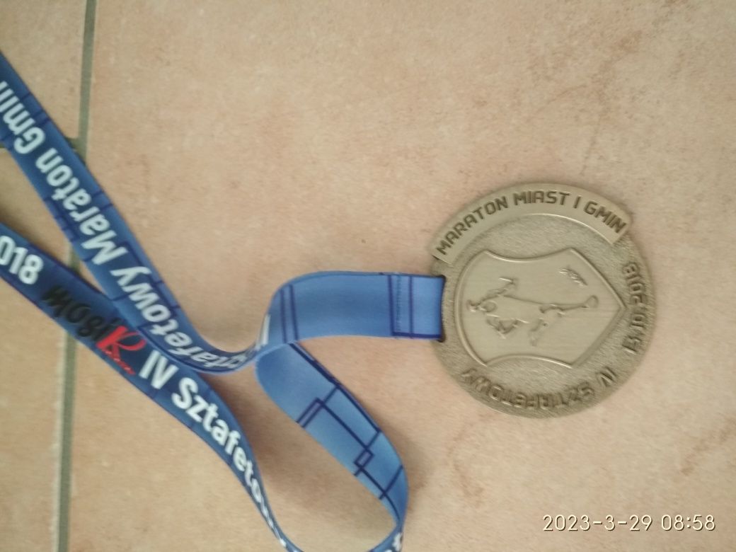 Medal z biegu IV sztafetowy maraton miast i gmin Radzionków