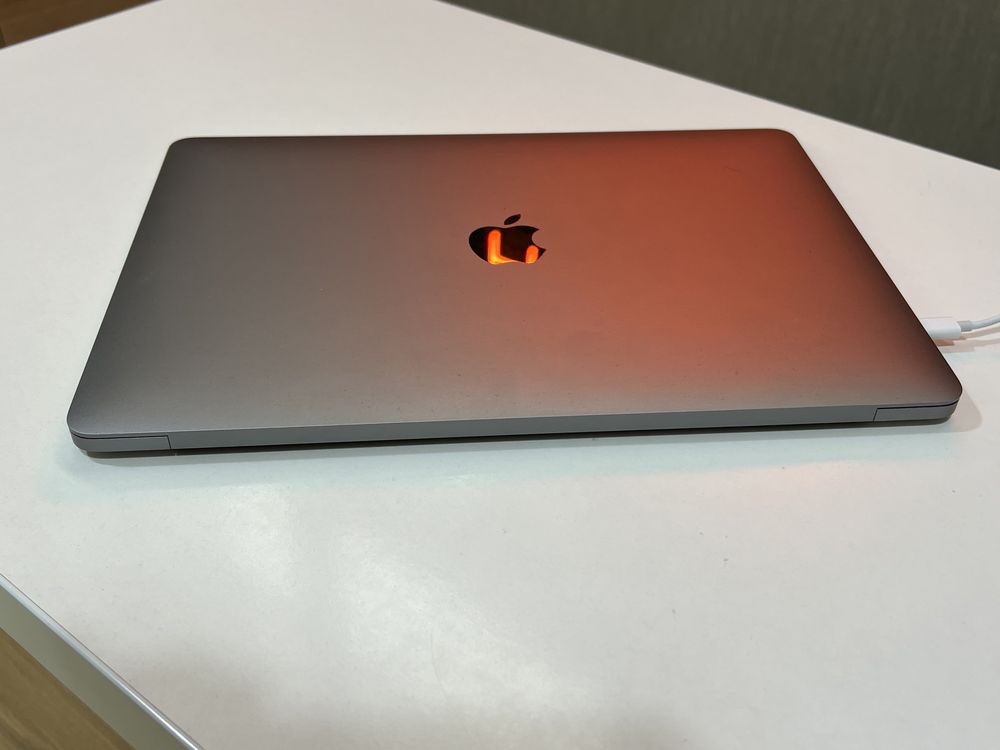 MacBook Pro 13” 2018 i5 16gb ram 512 ssd