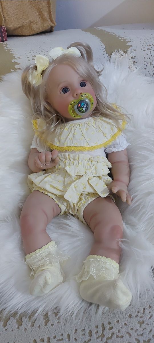 Bebe Reborn realista menina 60 cm cabelo loiro comprido