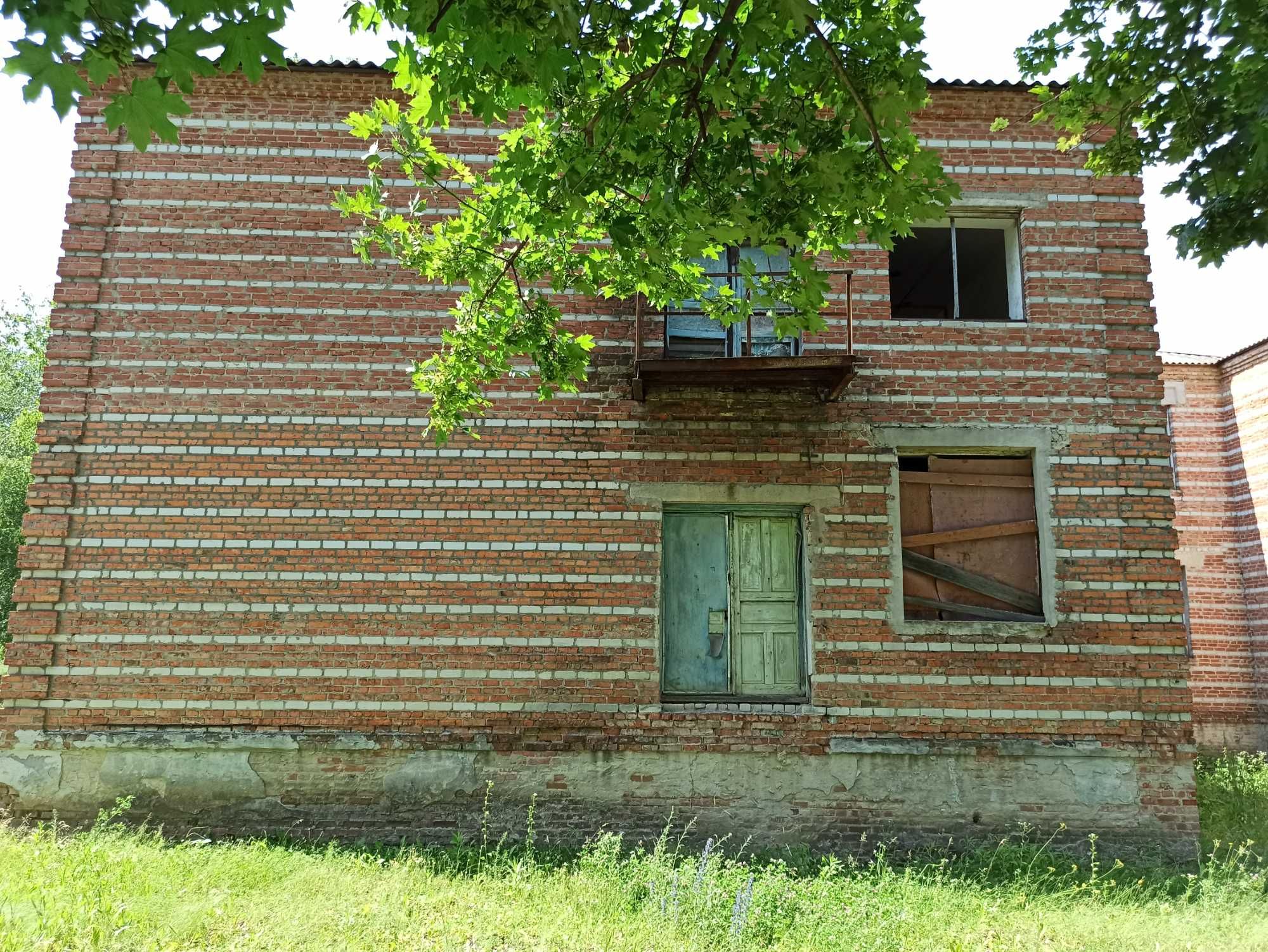 Продам нежитлову будівлю площею 2038,7 кв.м. на ділянці кат. 03.10