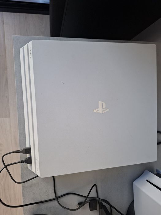 Playstation 4 Pro branca em bom estado
