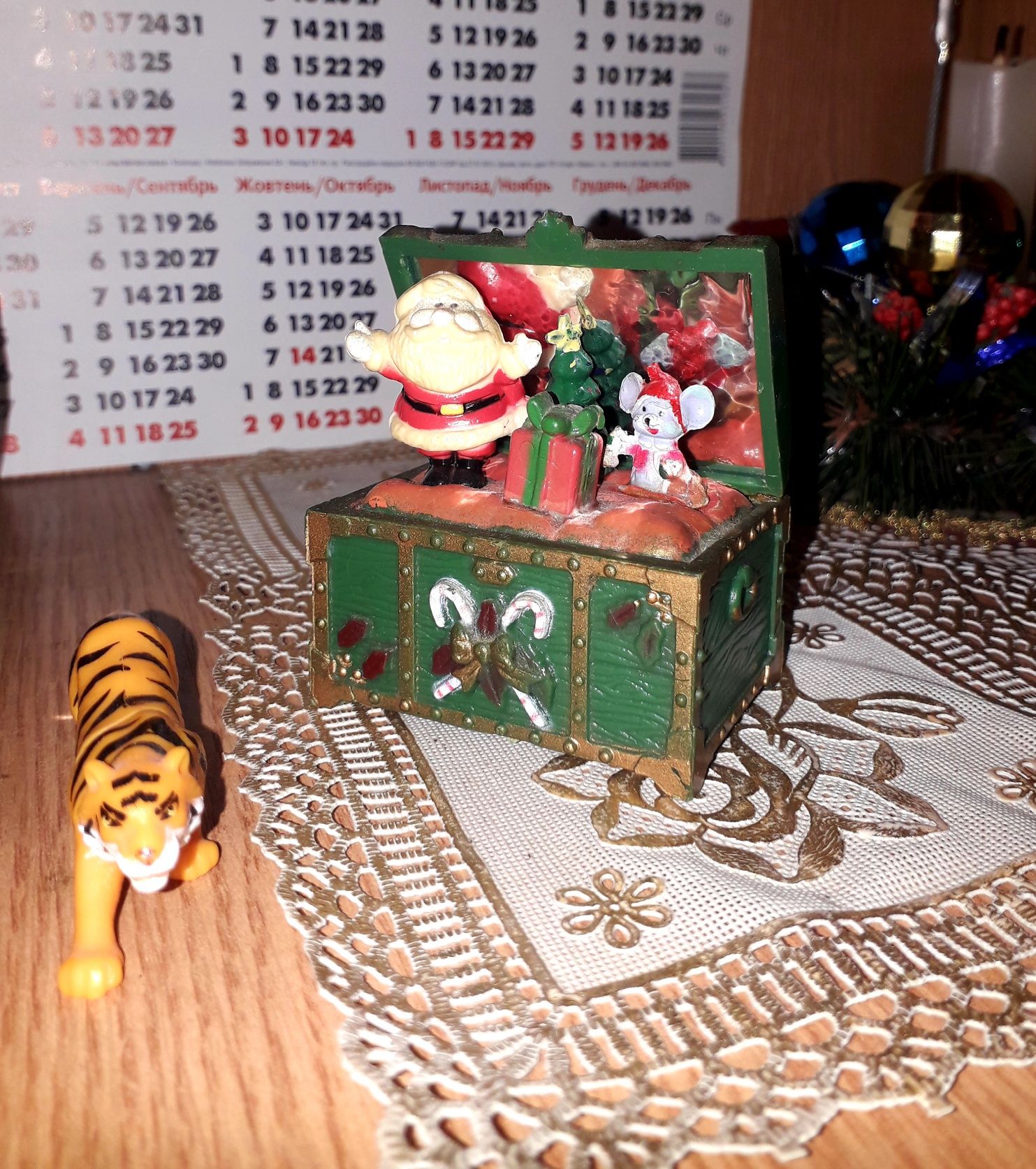 Колекційна статуетка ,,Санта Клаус і мишка в скрині " сувенир