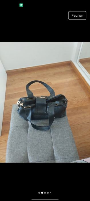 Mala preta com detalhes em dourado