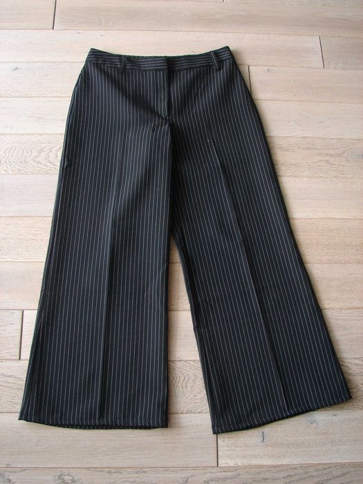 Spodnie czarne S w jasne paski prążki Eleganckie 3/4 LOOK