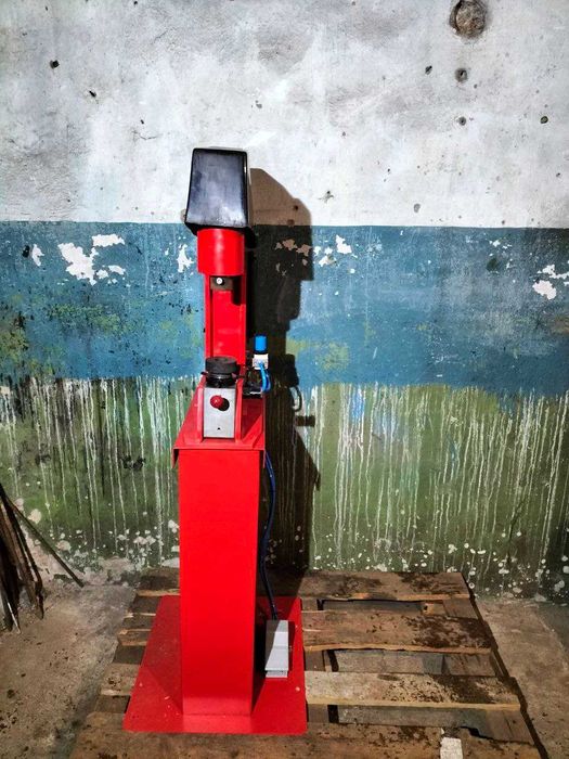 Заклепочник пневматичний для клепки гальмівних накладок + компрессор