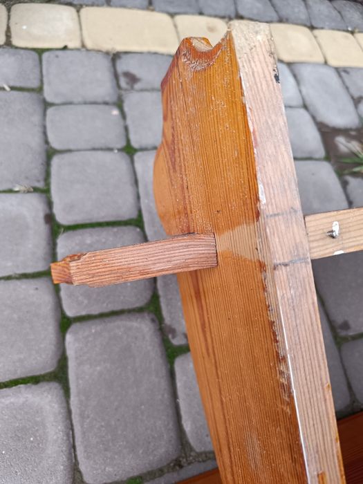 Drewniana półka z rzeźbionymi ornamentami