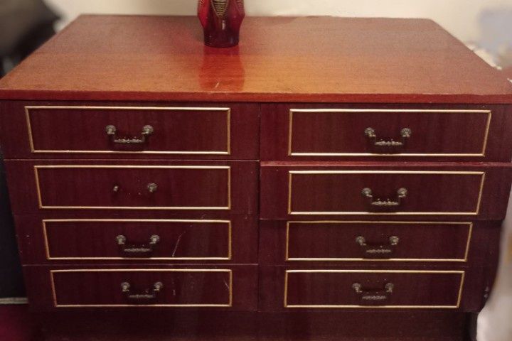 Комод, комод з ящиками на 8 шухляд.