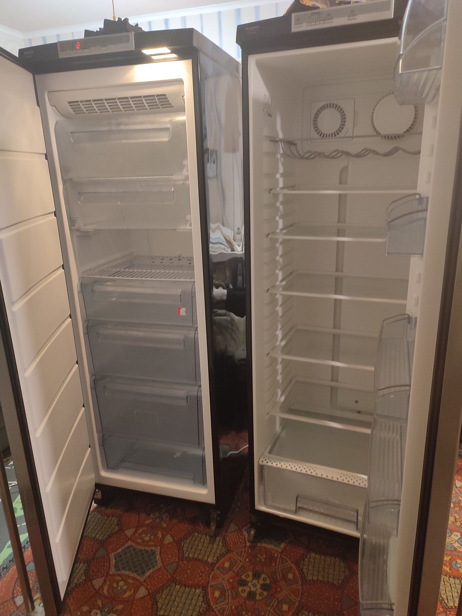 Холодильна і морозильна камера Electrolux side by side.