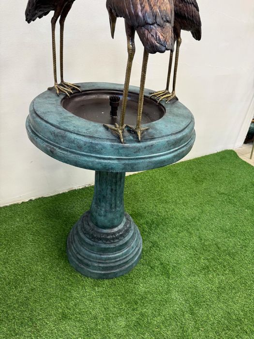 FONTANNA Z BRĄZU - trzy czaple - pelikany