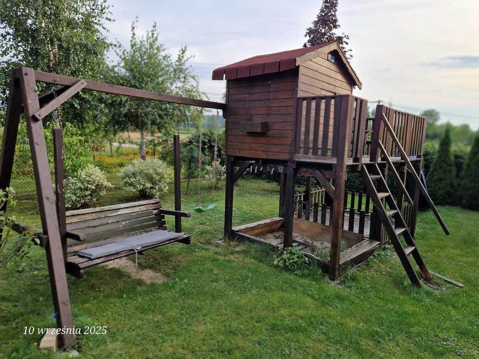 Duży drewniany domek dla dzieci z huśtawką