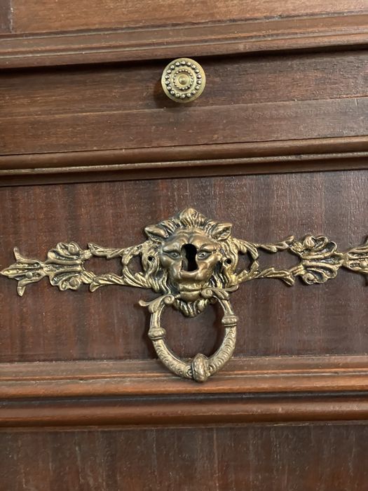 Móvel antigo de sala em madeira maciça com detalhes em bronze