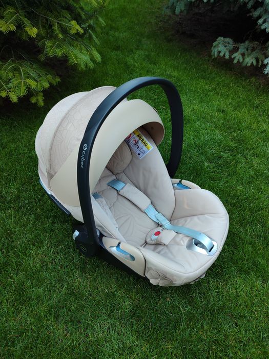Продам автокрісло Cybex Cloud T i-Size Simply Flowers Beige