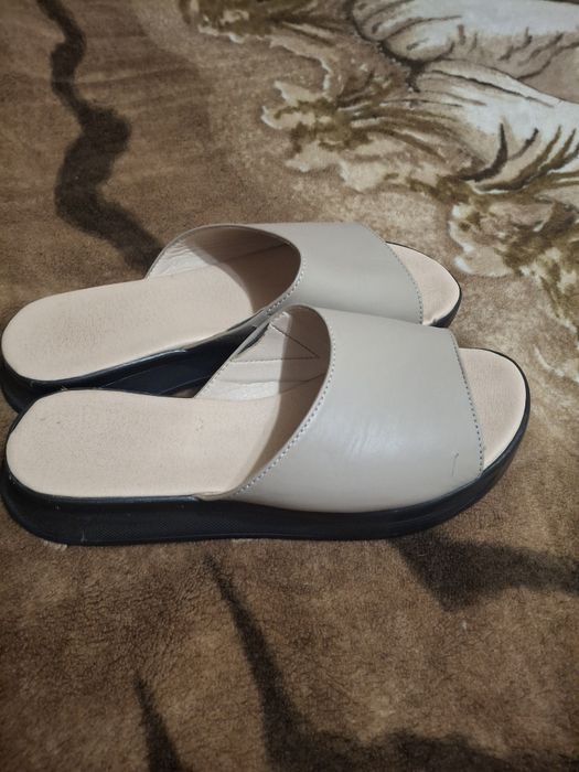 Продам класні шкіряні жіночі шльопанці