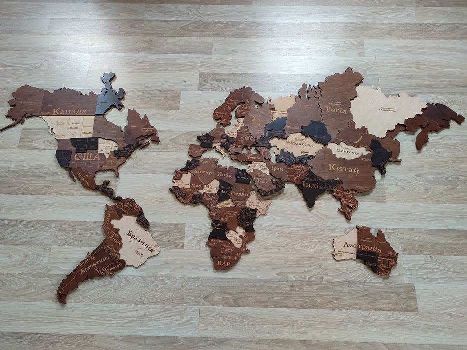Дерев'яна мапа світу.