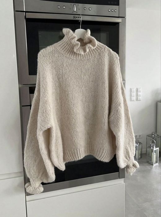 Светр з акцентними деталями