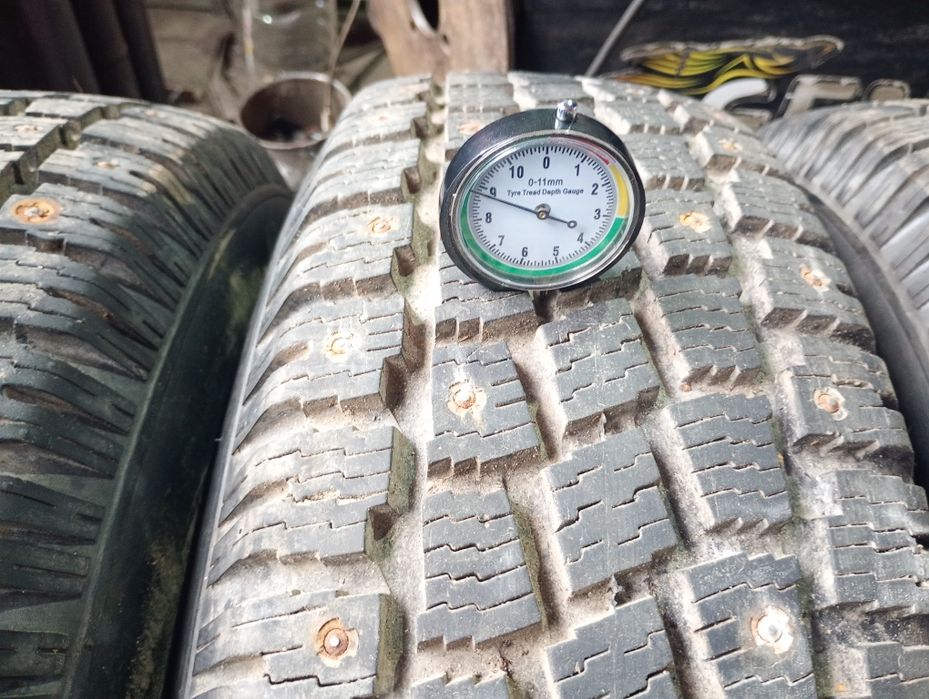 Комплект шин 225/75-15 на дисках 6*139.7-15