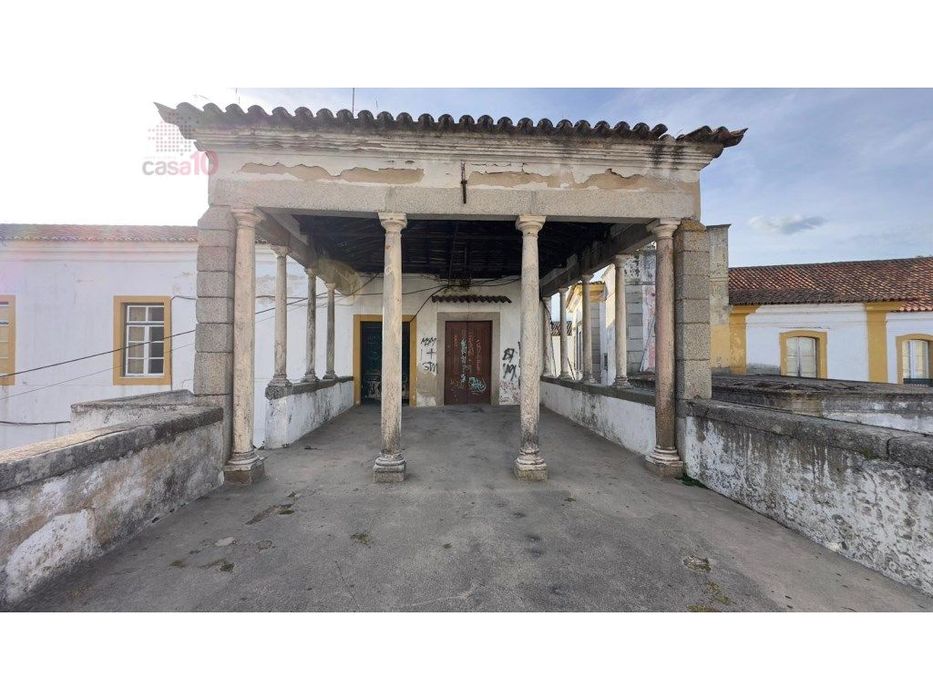 Vende-se um conjunto único de quatro imóveis, estrategicamente loca...