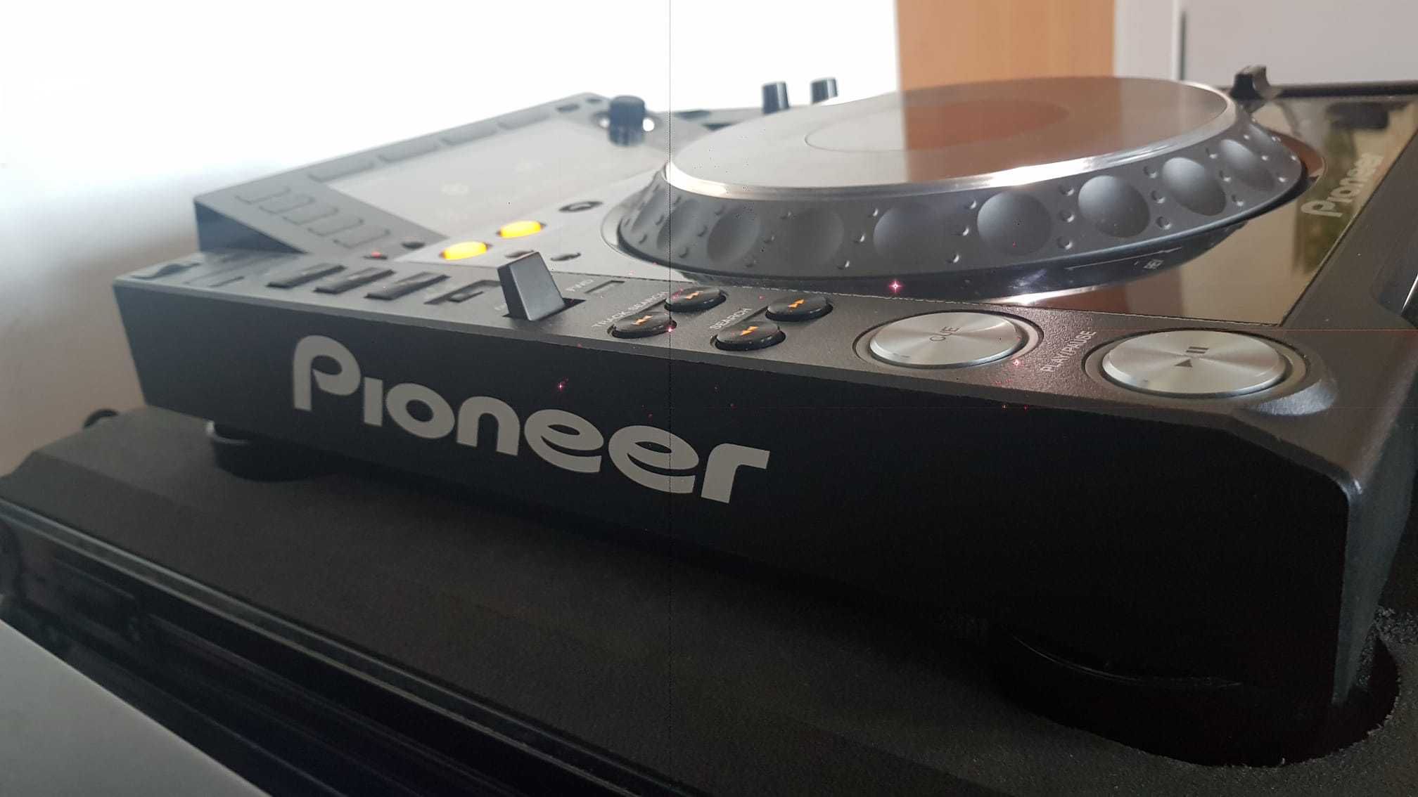 2x Pioneer CDJ 2000 nexus