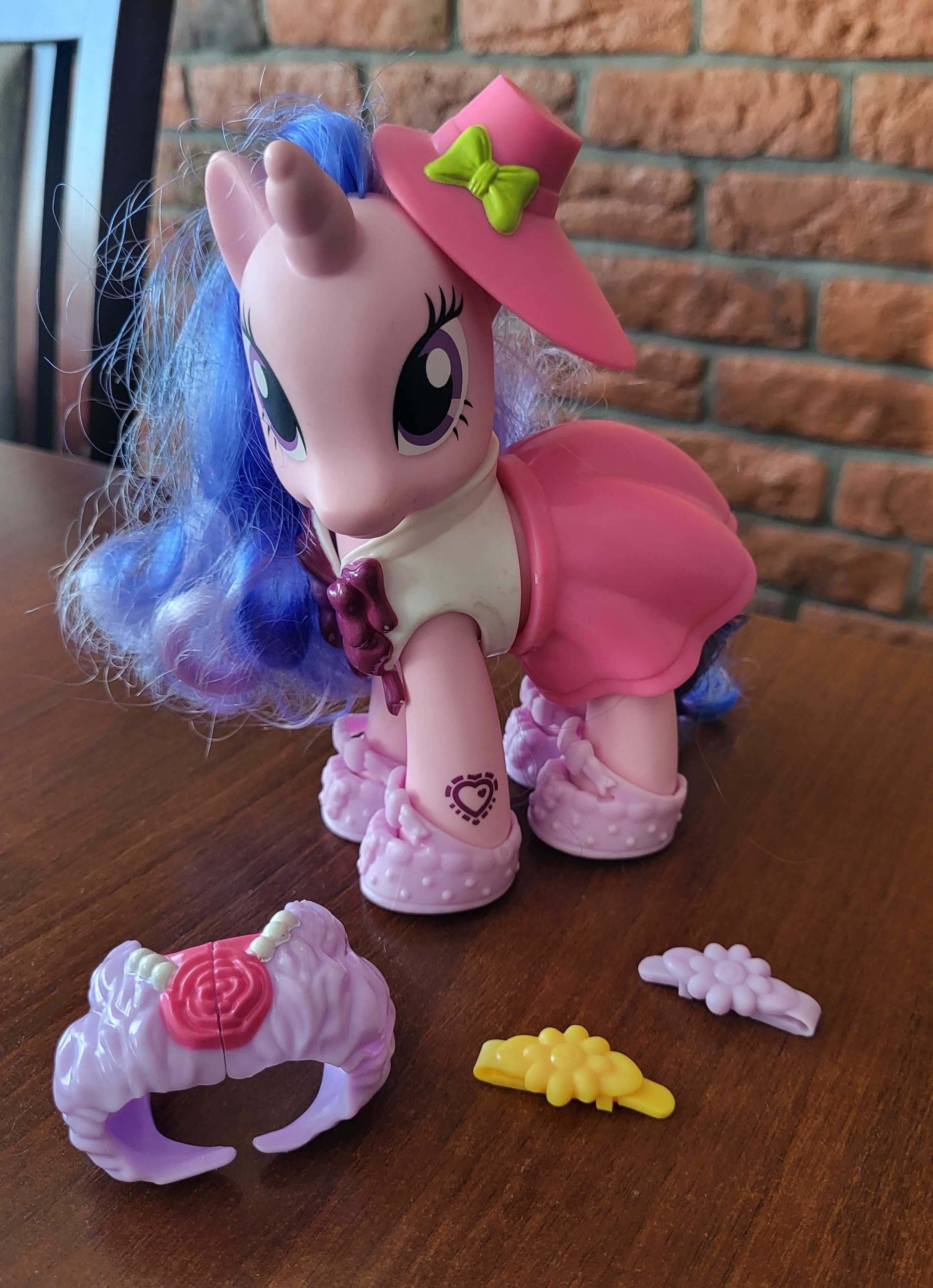 Kucyk Pony, z akcesoriami do ubioru.