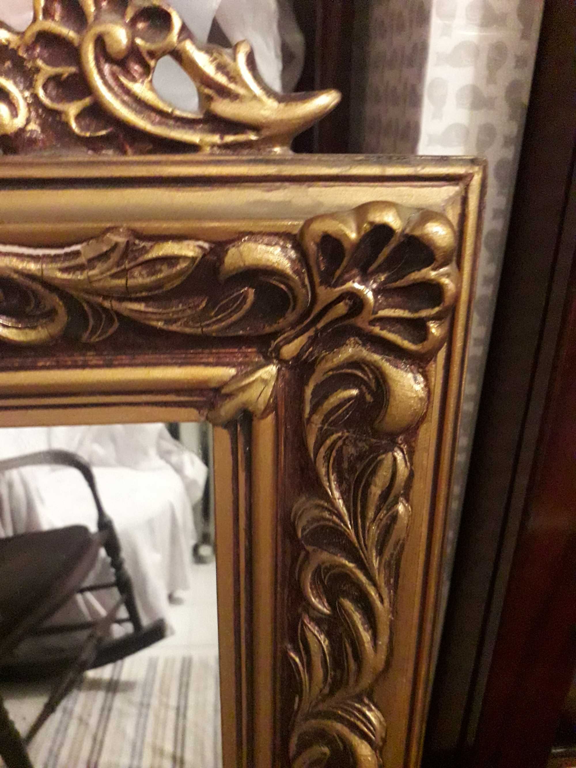Espelho antigo com moldura dourada