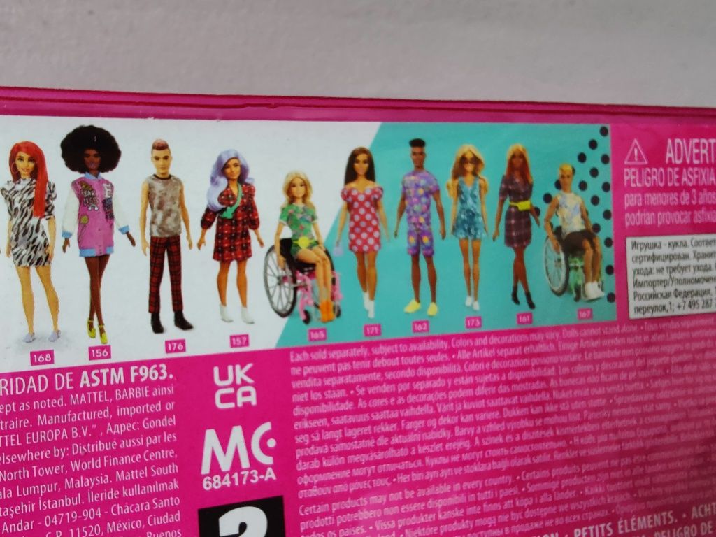 Lalka barbie Fashioistas 173 blondynka w niebieskim kombinezonie