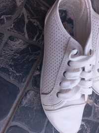Кросівки білі...