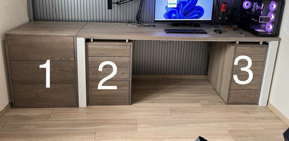 Стіл з тумбами із дерева