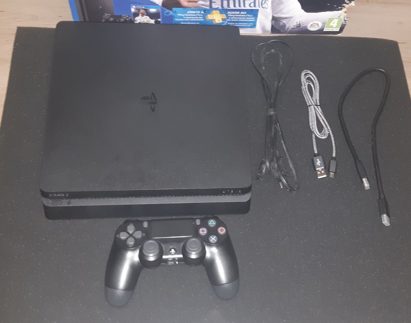 Ps4 Slim 1000 GB Na Caixa com 1 Comando e 5 Jogos.