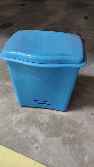 Cesto azul com tampa