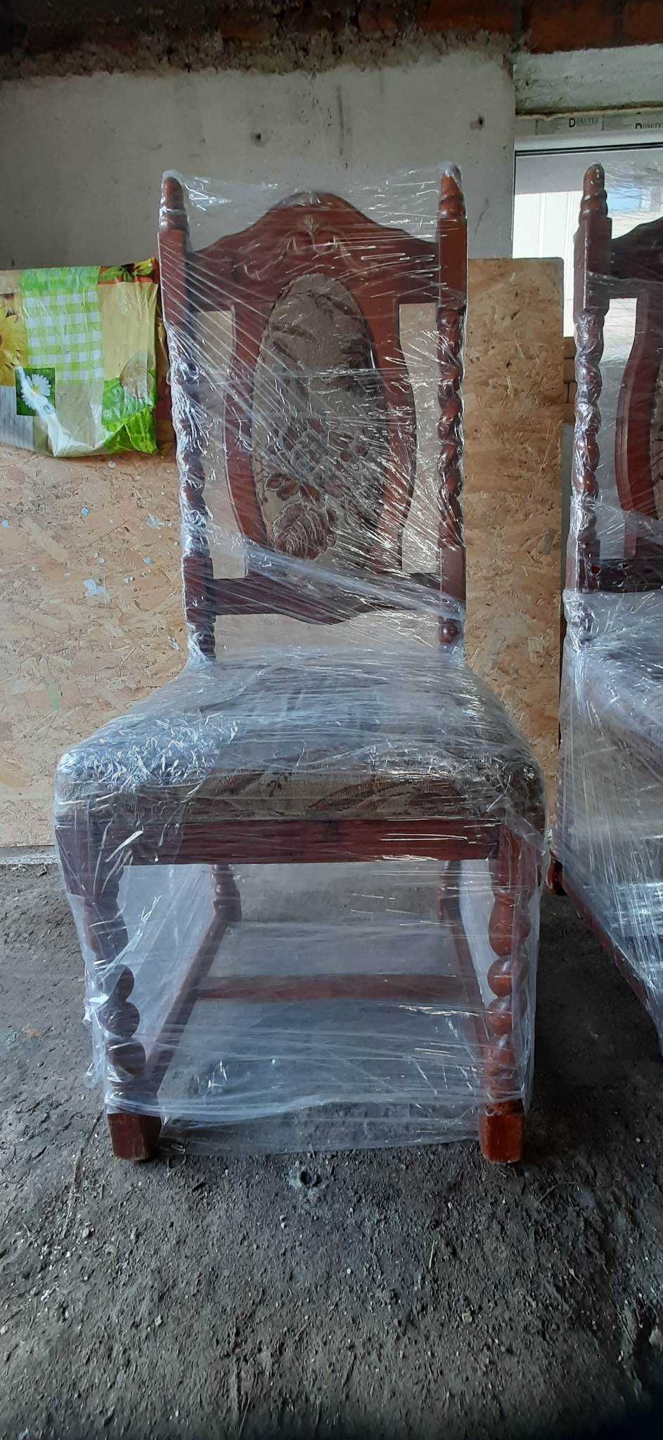 Stół z krzesłami do renowacji