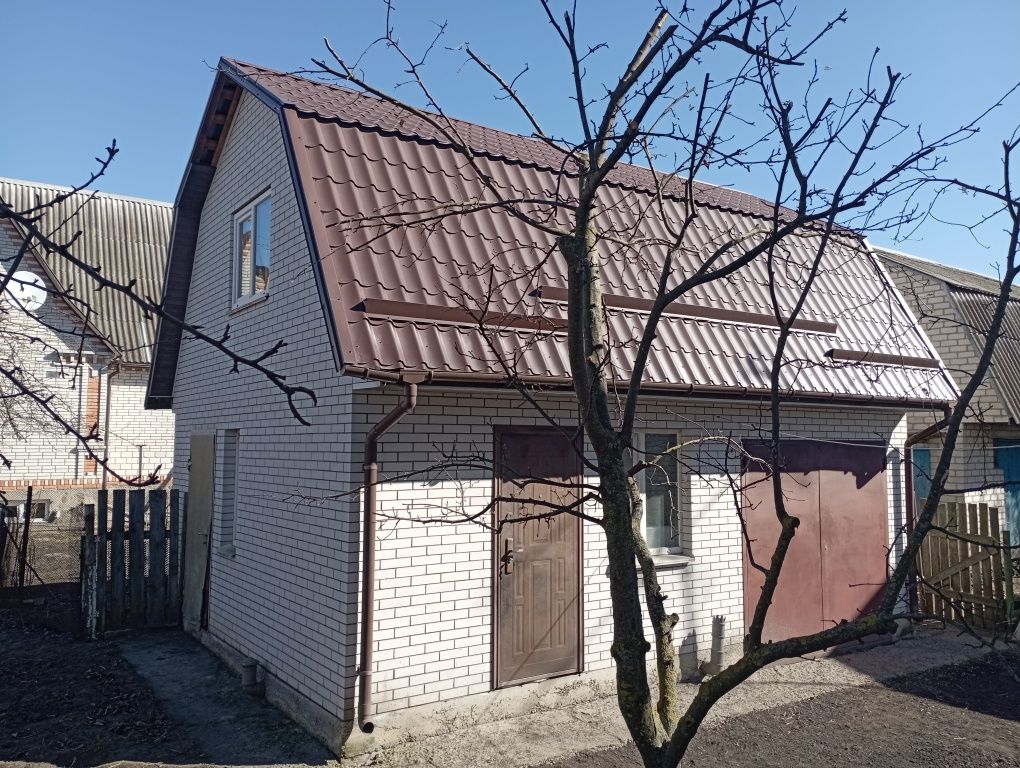 Продам будинок, в будинку зроблено ремонт заходь живи.