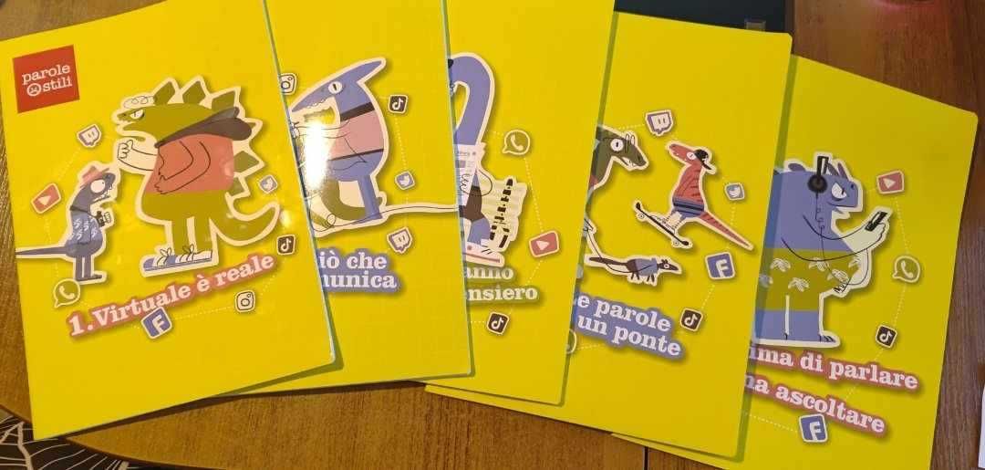 5szt ZESZYT A4 w linie miękkie okładki kolorowe PAROLE 42 kartki s444