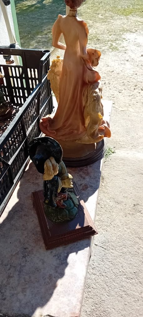 Figuras em louça tipo marfinite