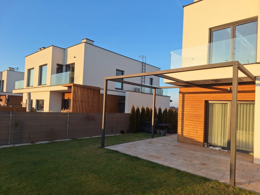 Zadaszenie tarasu pergola roleta pozioma