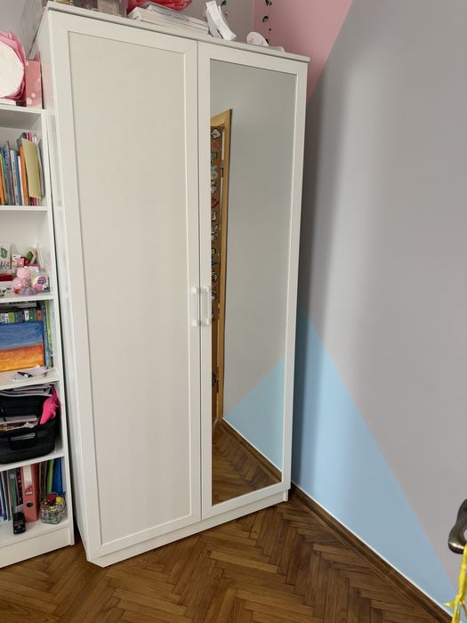 Шафа для одягу на вішалках