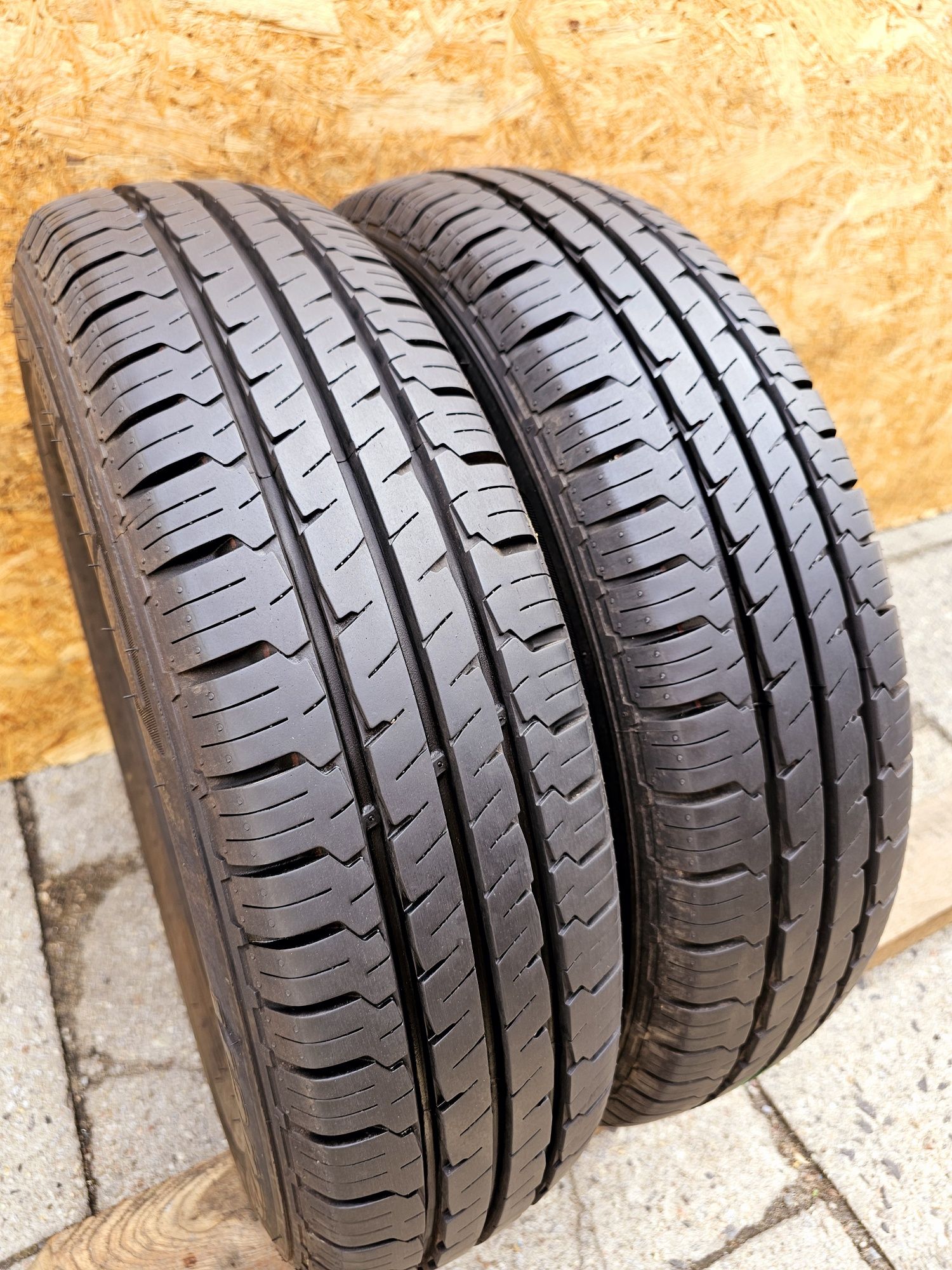 Idealne!!  8mm. 165/80 r14C Hankook Vantra LT. M+S