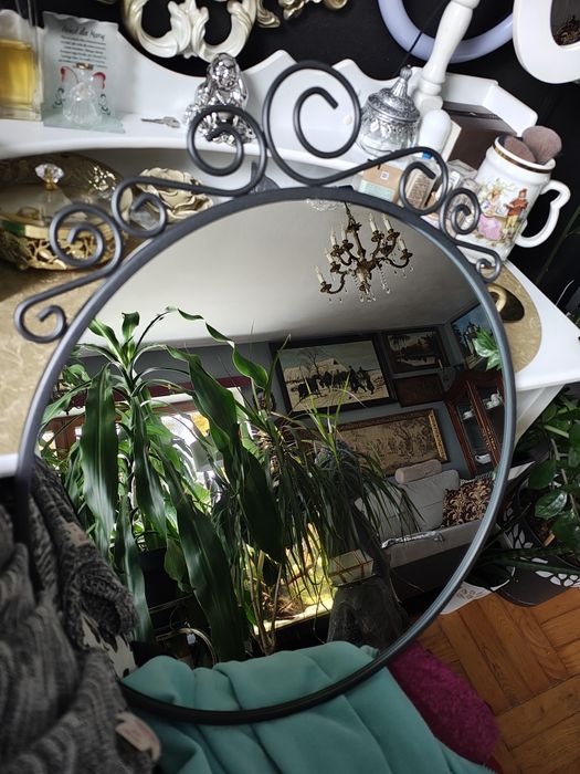 Lustro w metalowej oprawie